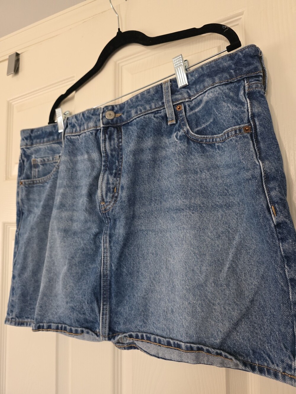 Old Navy classic blue denim mini skirt with a faded wash zip fly Midrise Size 18